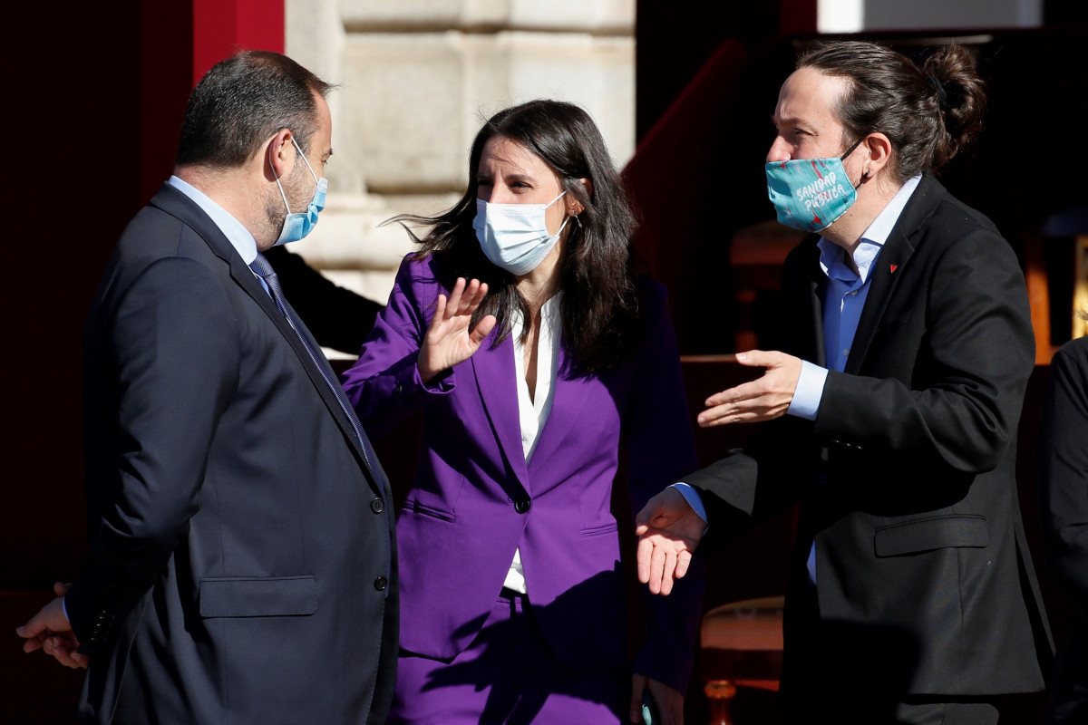 El vicepresidente del Gobierno, Pablo Iglesias (d) conversa con la ministra de Igualdad, Irene Montero (c) y el ministro de Transportes, José Luis Ábalos (i) antes del comienzo del desfile terrestre