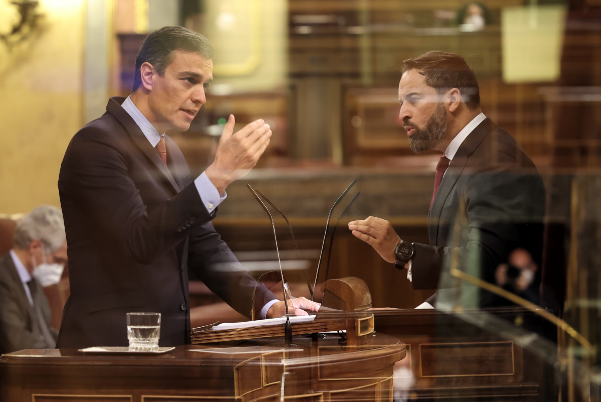 Doble exposición del presidente del Gobierno, Pedro Sánchez, y el líder de VOX, Santiago Abascal, durante el debate la moción de censura planteada por Vox, en el Congreso de los Diputados, Madrid 