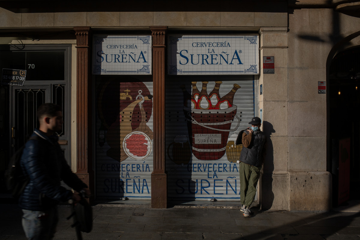 Cervecería cerrada tras la entrada en vigor las nuevas restricciones decretadas el pasado miércoles 14 de octubre por la Generalitat. Entre ellas, se paraliza la actividad durante dos semanas en bar