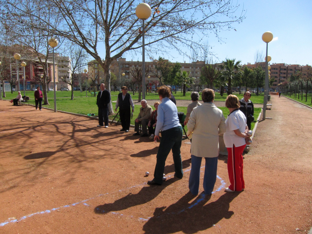 Jubilats cordovesos juguen a la petanca, en una imatge d'arxiu.