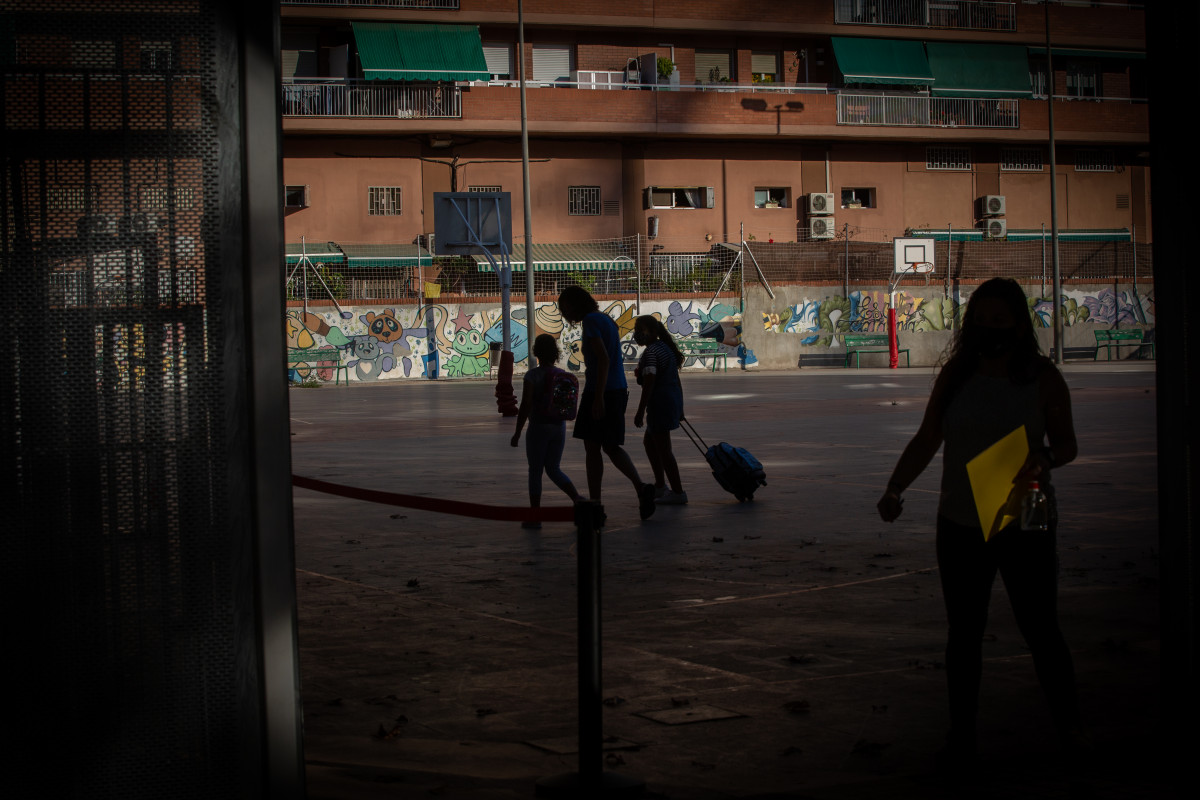 Padres y alumnos en el patio de un colegio durante el primer día del curso escolar 2020-2021, en Barcelona, Catalunya (España), a 14 de septiembre de 2020