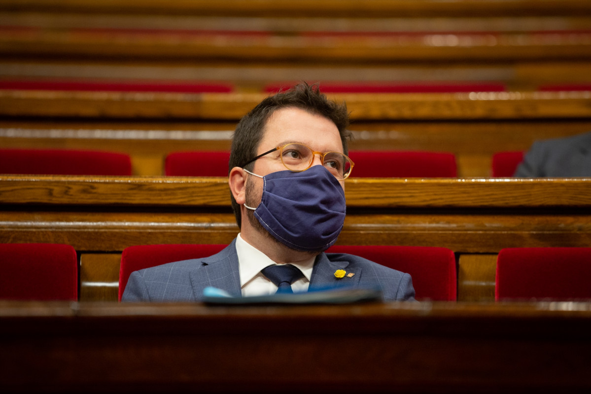 El presidente en funciones de la Generalitat, Pere Aragonés, durante un pleno celebrado en el Parlament de Cataluña para tratar la crisis sanitaria del coronavirus, en Barcelona, Catalunya, (España