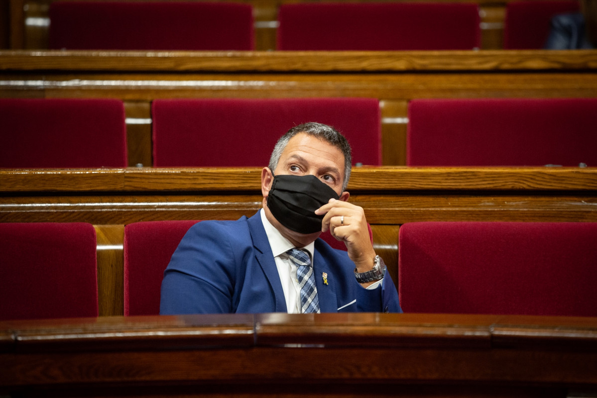 El nuevo 'conseller' de Interior, Miquel Sàmper, durante la primera sesión de control Govern en funciones en el Parlament de Cataluña, en Barcelona, Catalunya, (España), a 7 de octubre.