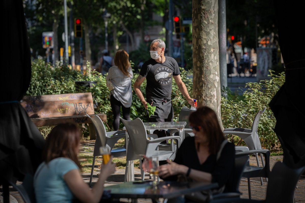 Varias personas disfrutan en la terraza de un bar durante el segundo día de la reapertura al público de las terrazas al aire libre de los establecimientos de hostelería y restauración limitándose