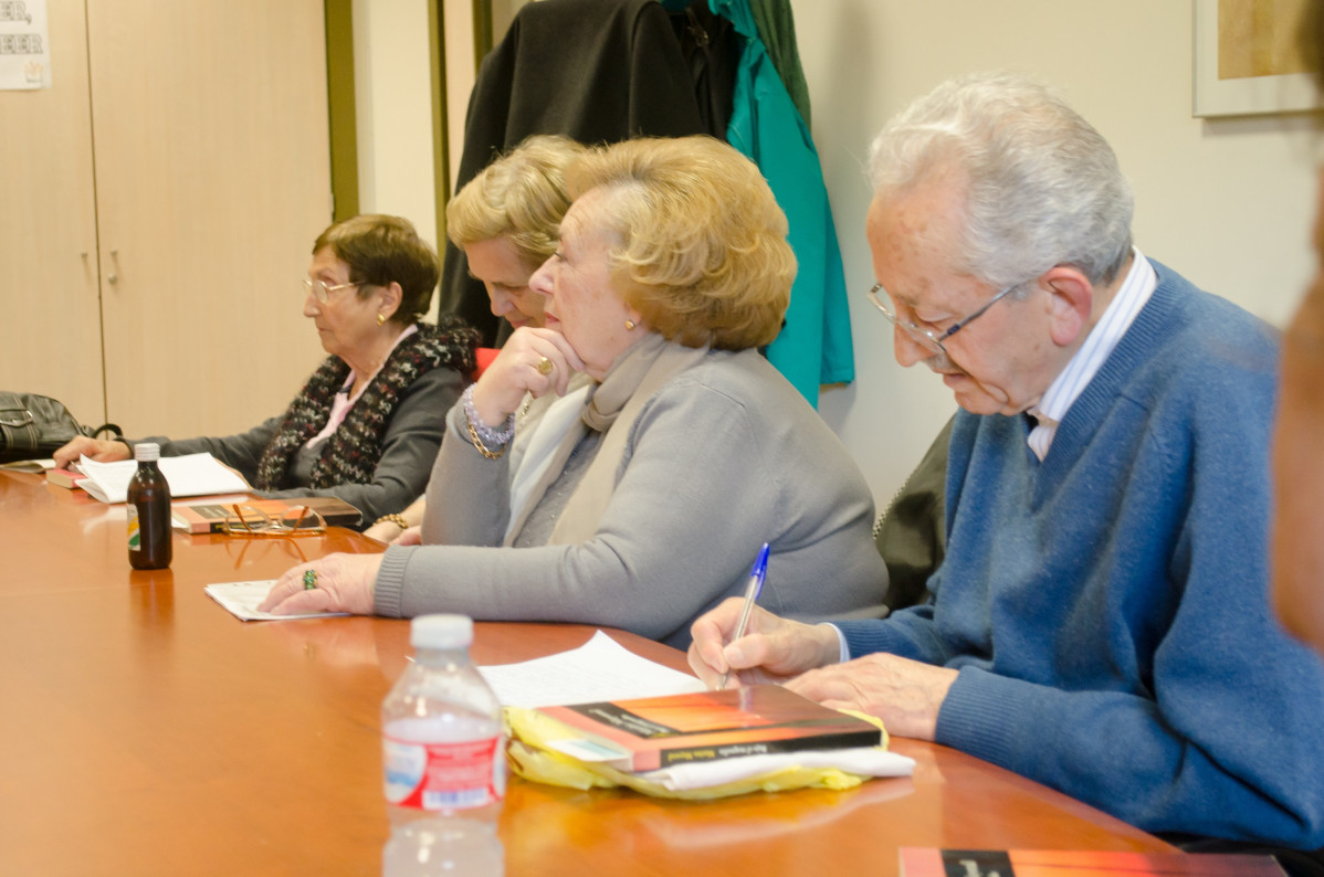 Personas mayores, reunión de jubilados, charlas de jubilados, lectura