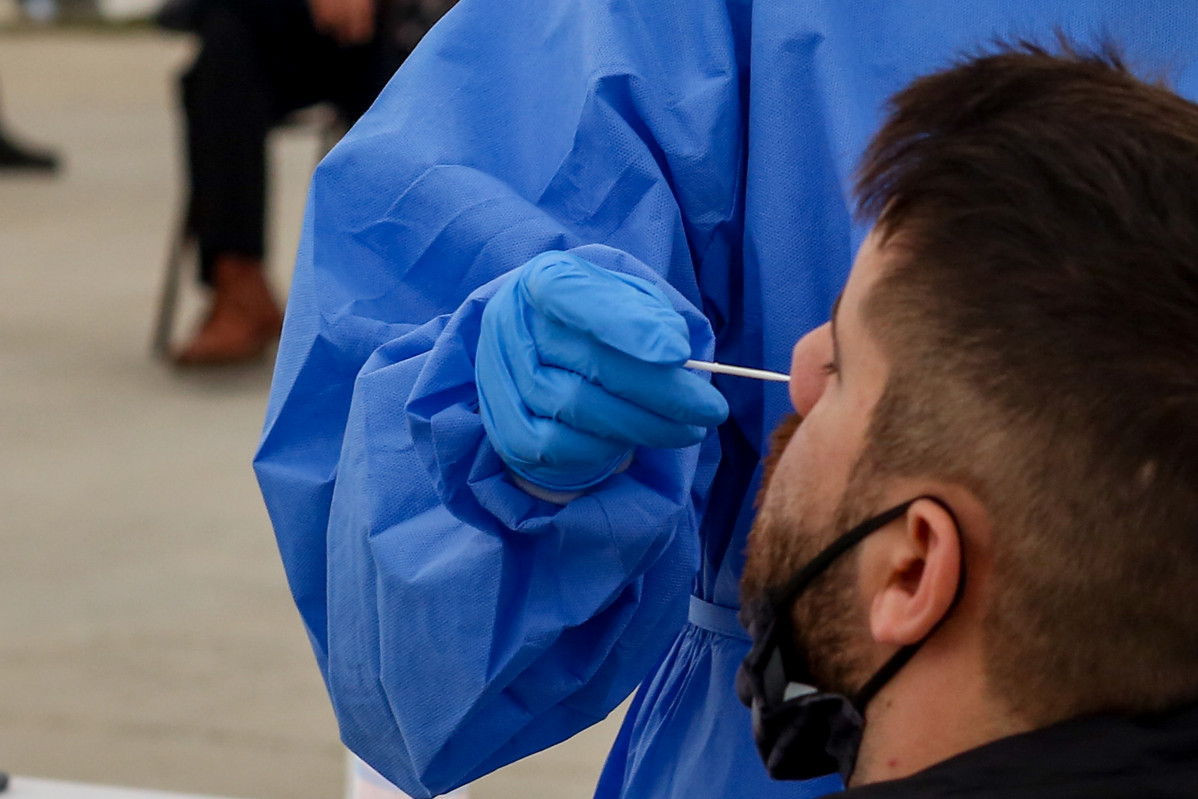 Una sanitaria realiza un test de antígenos para la detección del COVID-19.