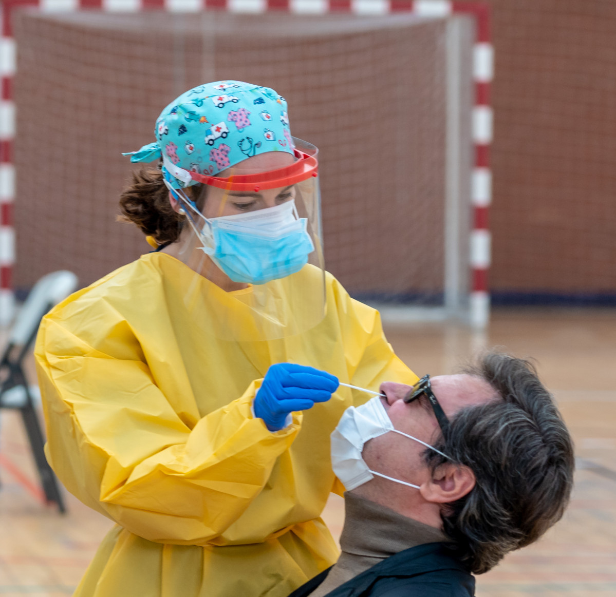 Sanitarios trabajando durante las pruebas de cribado de covid-19 con test de antígenos en el pabellón deportivo de 'El Paraguas'. En Sevilla (Andalucía, España), a 28 de octubre de 2020.