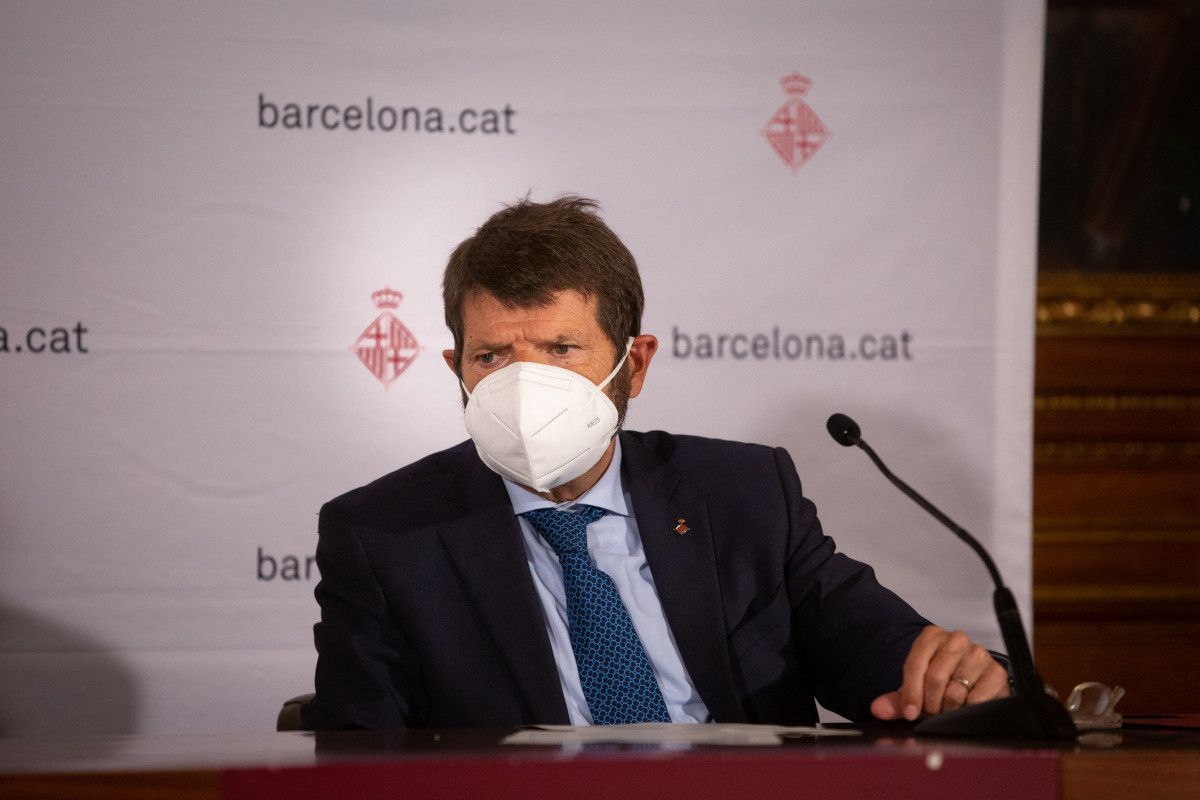 El teniente de alcalde de seguridad del Ayuntamiento de Barcelona, Albert Batlle, comparece ante los medios para hacer balance del primer fin de semana de nuevas medidas contra la Covid-19, en Barcelo