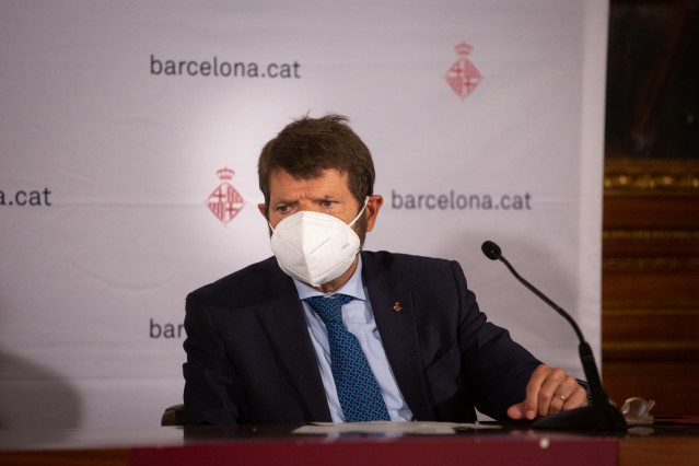 El teniente de alcalde de seguridad del Ayuntamiento de Barcelona, Albert Batlle, comparece ante los medios para hacer balance del primer fin de semana de nuevas medidas contra la Covid-19, en Barcelona, Catalunya (España), a 20 de octubre de 2020.