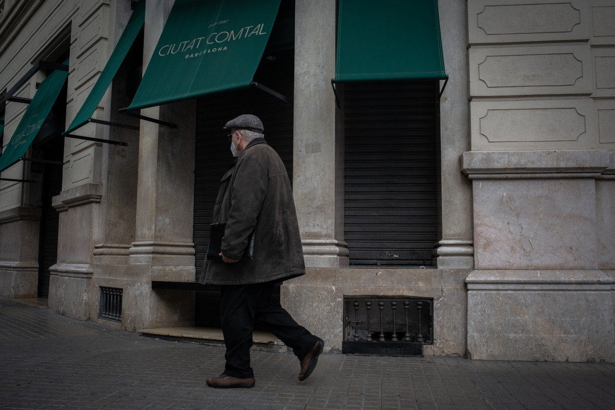 Un home passa al costat d'un restaurant tancat per les noves restriccions. Barcelona, Catalunya (Espanya) 20 d'octubre del 2020.