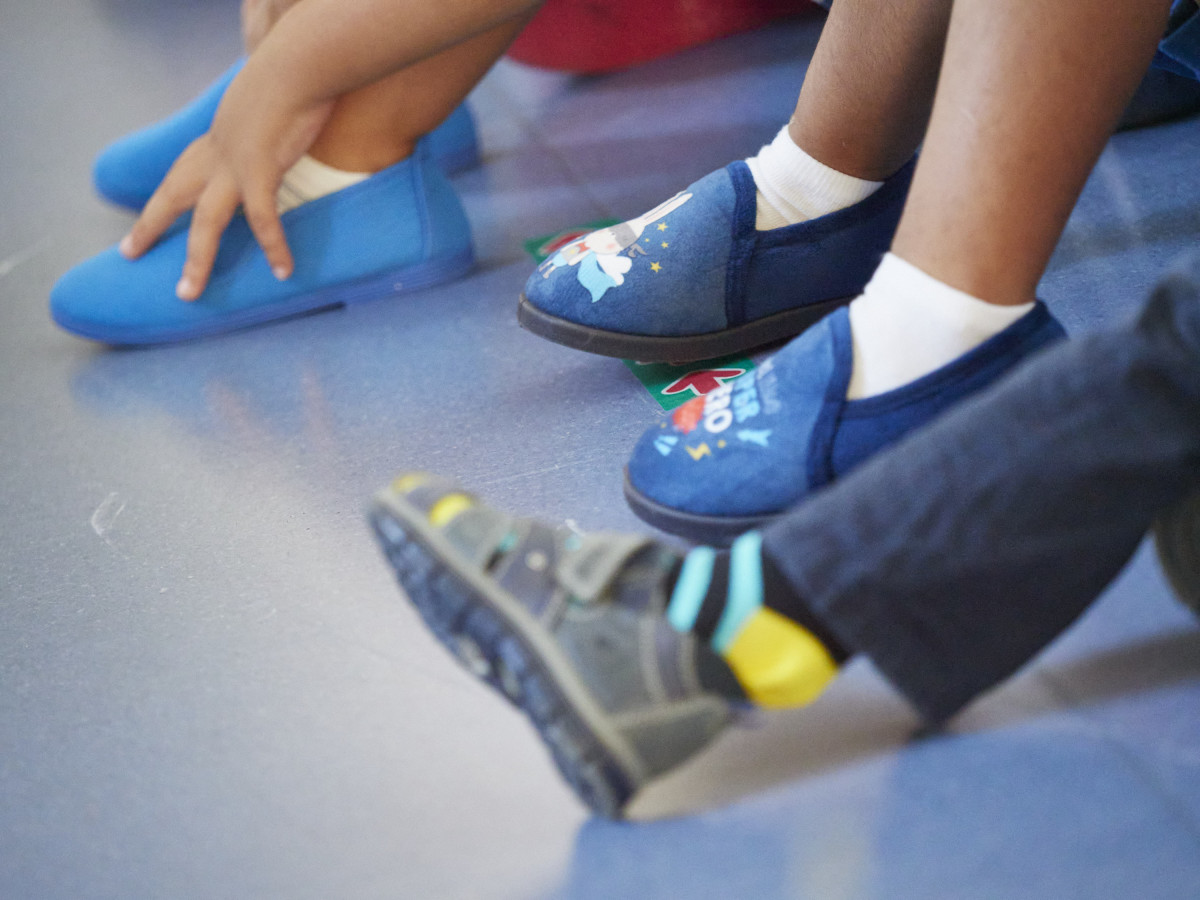 Niños con zapatillas de casa en el Colegio Público Víctor Pradera de Pamplona