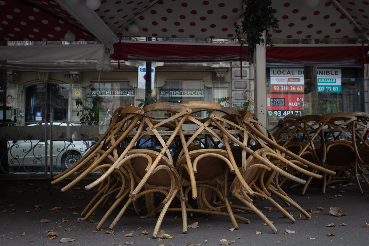 Terraza recogida de un bar cerrado durante el cuarto día de la entrada en vigor de las nuevas restricciones en Cataluña, en Barcelona, Cataluña (España) a 20 de octubre de 2020. El pasado viernes 