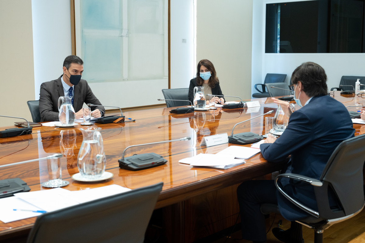 El presidente del Gobierno, Pedro Sánchez, y el ministro de Sanidad, Salvador Illa, durante la reunión del Comité de Seguimiento del Coronavirus, en el Complejo de la Moncloa, Madrid (España), a 1