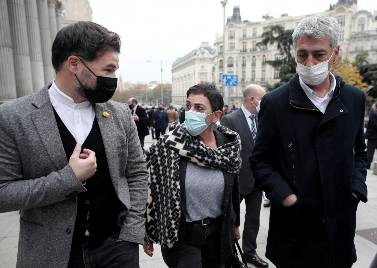 El portavoz de ERC en el Congreso, Gabriel Rufián; la portavoz de EH-Bildu en el Congreso, Mertxe Aizpurua; y el diputado de EH Bildu, Oskar Matute, este miércoles frente al Congreso