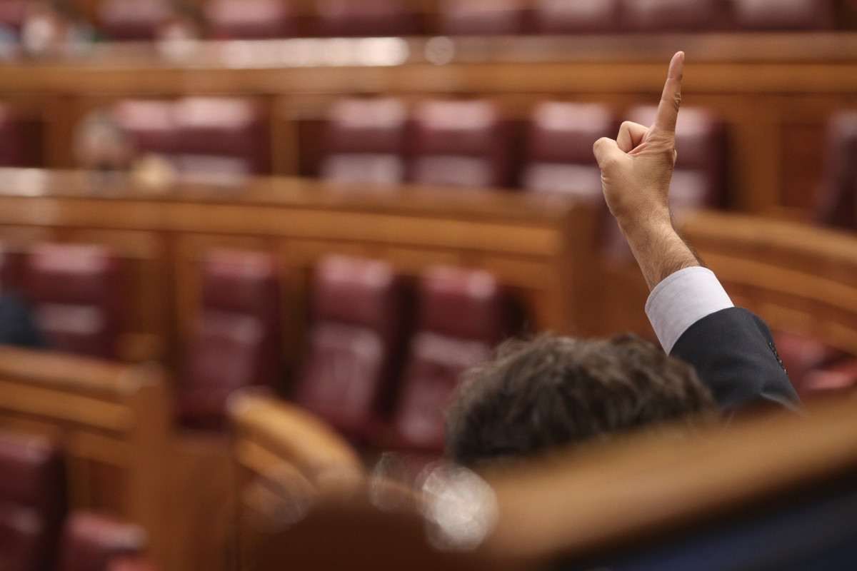 EuropaPress 3426684 componente pp levanta mano congreso diputados segunda jornada debate