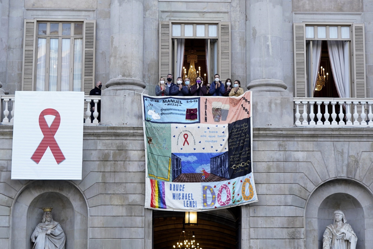 Barcelona despliega el Tapiz Memorial del Sida en la fachada del Ayuntamiento