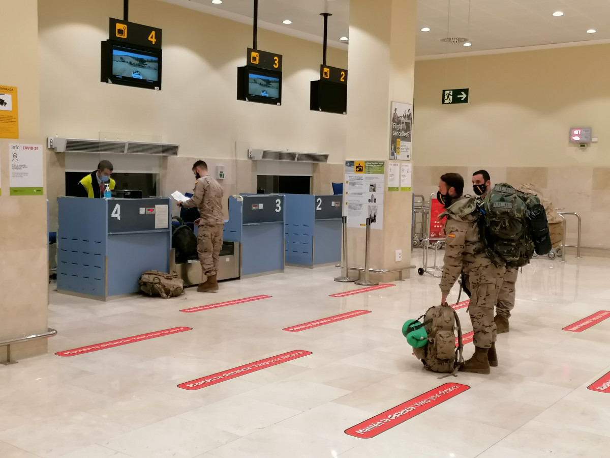 Militares extremeños a punto de tomar el vuelo con destino a Malí.