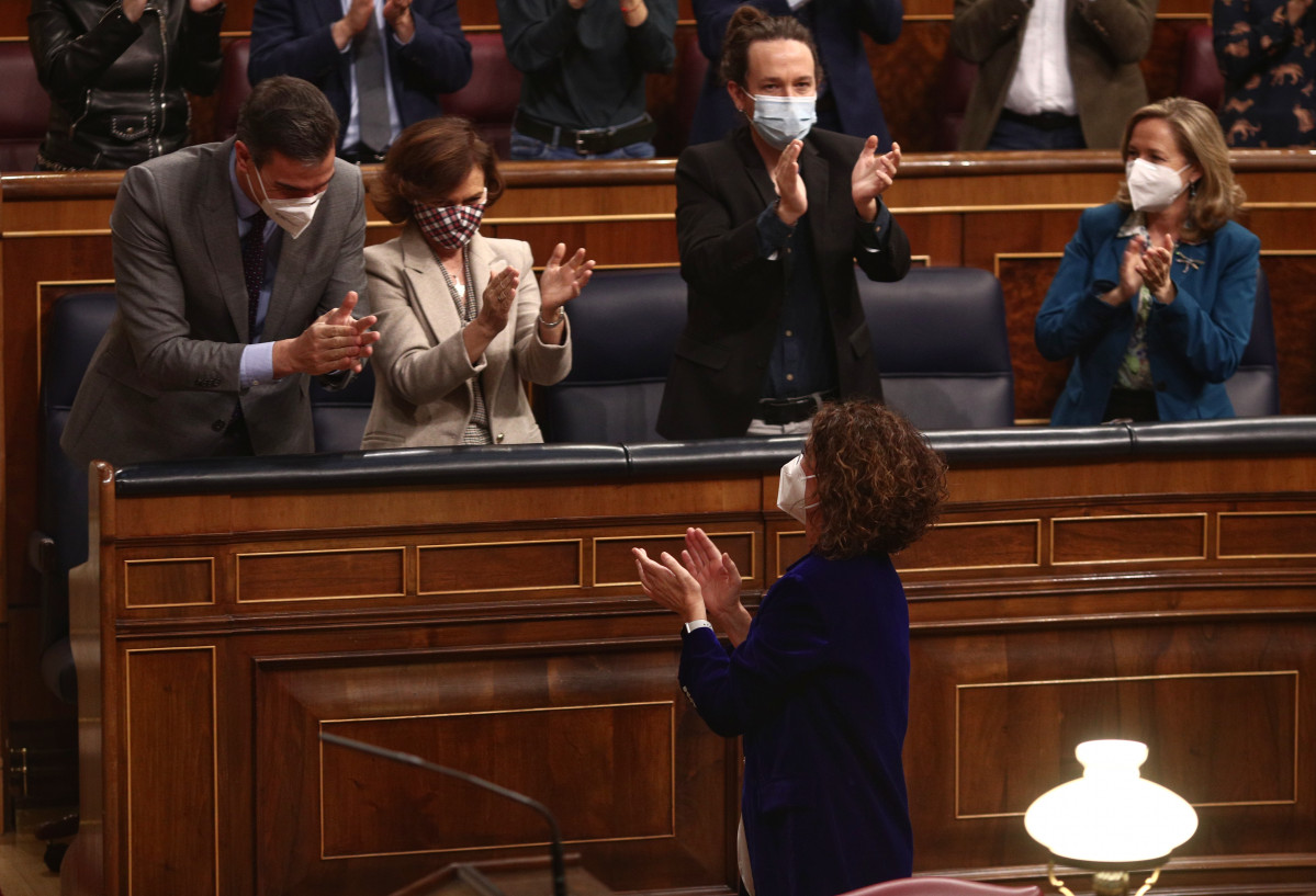 La ministra de Hacienda, María Jesús Montero (abajo); el presidente del Gobierno, Pedro Sánchez (1i); la vicepresidenta primera, Carmen Calvo (centro); el vicepresidente segundo, Pablo Iglesias (2d