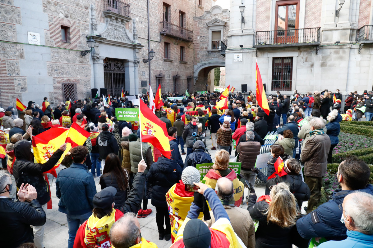 Una concentración convocada por Vox en defensa de la Constitución y contra el Gobierno de Pedro Sánchez, en la Plaza de la Villa.