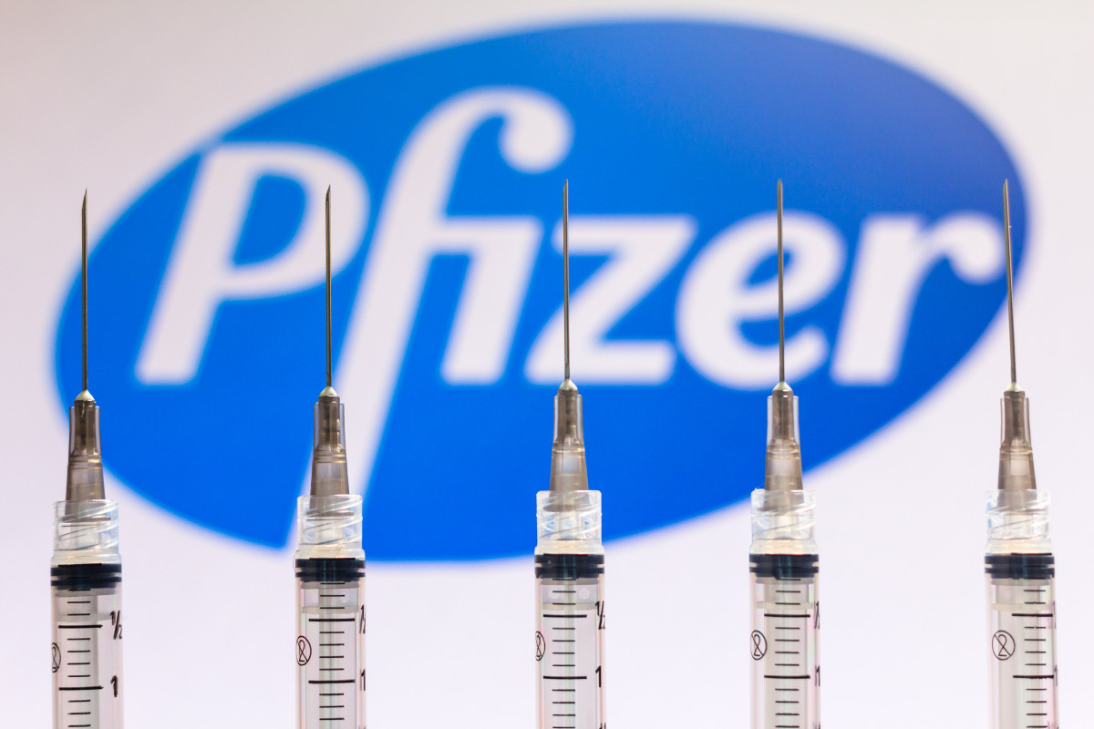 Imatge d'arxiu de vacunes davant del logo de la farmacèutica Pfizer.