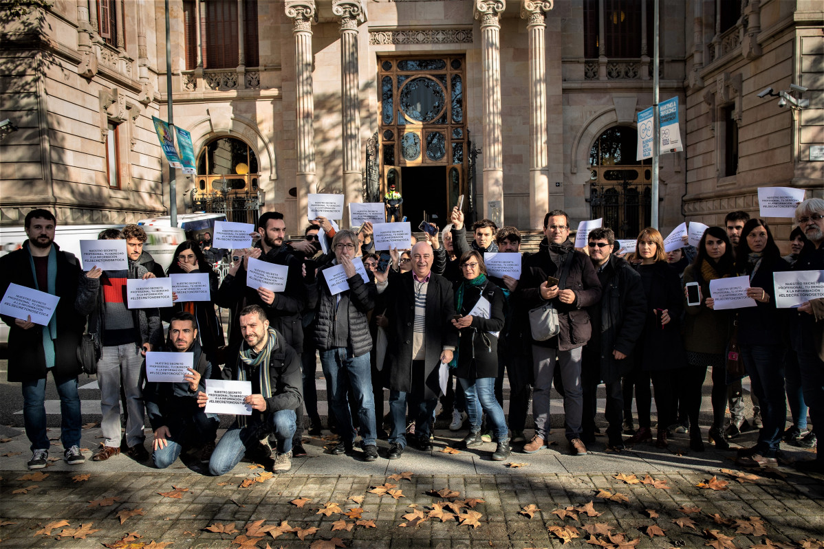 Periodistas concentrados ante el TSJC reivindicando la libertad de prensa