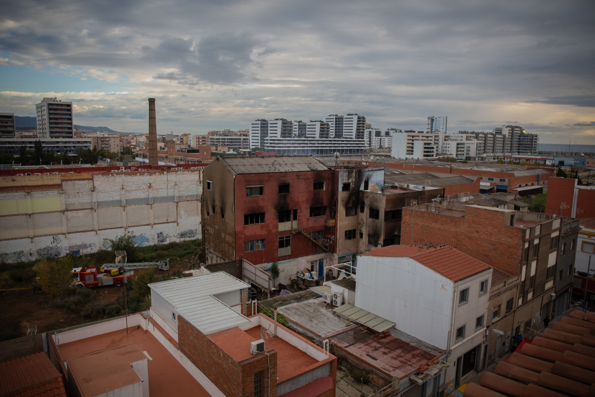 Estado de la nave okupada en el barrio de Gorg tras haberse incendiado esta noche en Badalona, Barcelona, Catalunya (España), a 10 de diciembre de 2020. Un incendio la pasada noche en una nave okupad