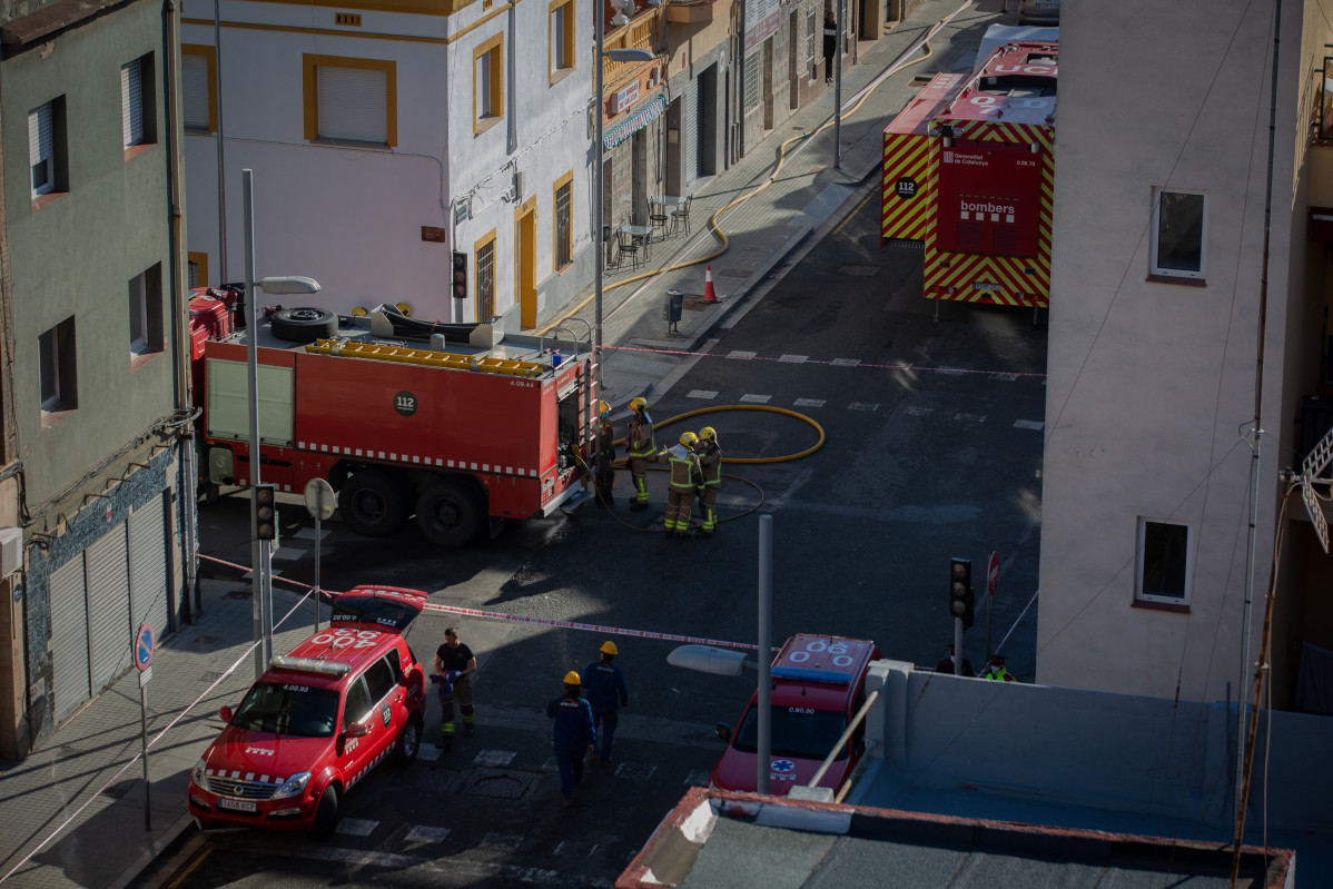 Bomberos en las inmediaciones de la okupada en el barrio de Gorg tras haberse incendiado esta noche en Badalona, Barcelona, Catalunya (España), a 10 de diciembre de 2020. Un incendio la pasada noche 