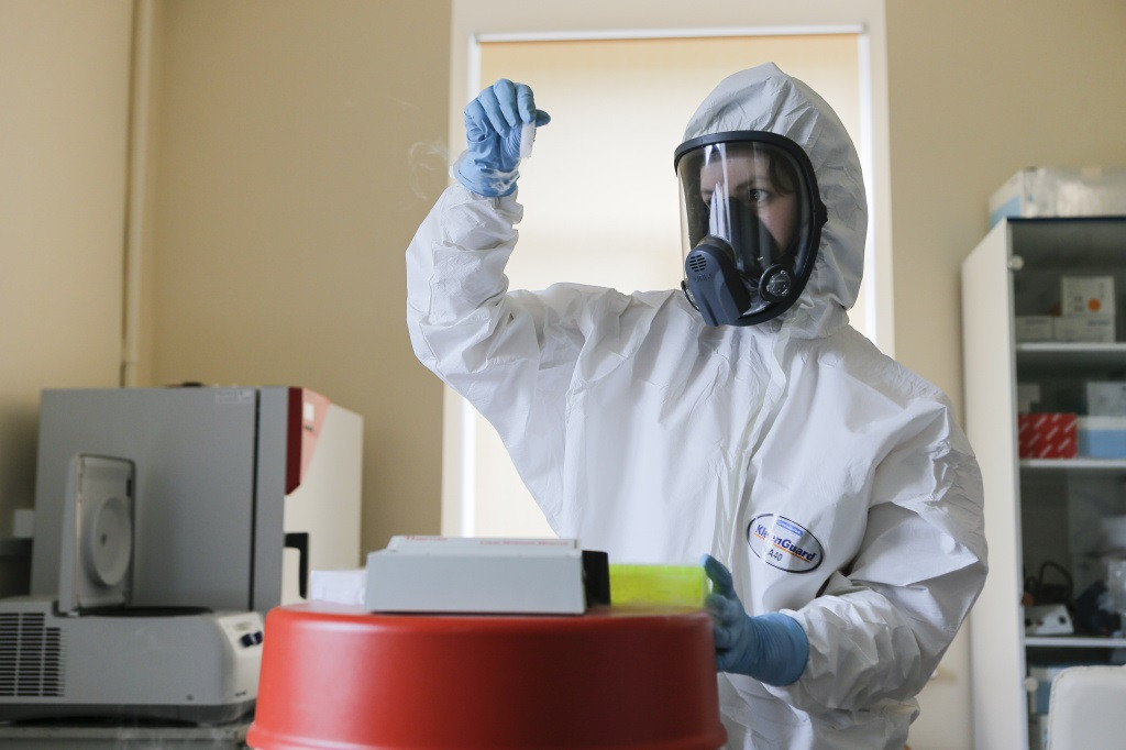 Una investigadora trabajando en el laboratorio de la vacuna rusa contra el coronavirus Sputnik V