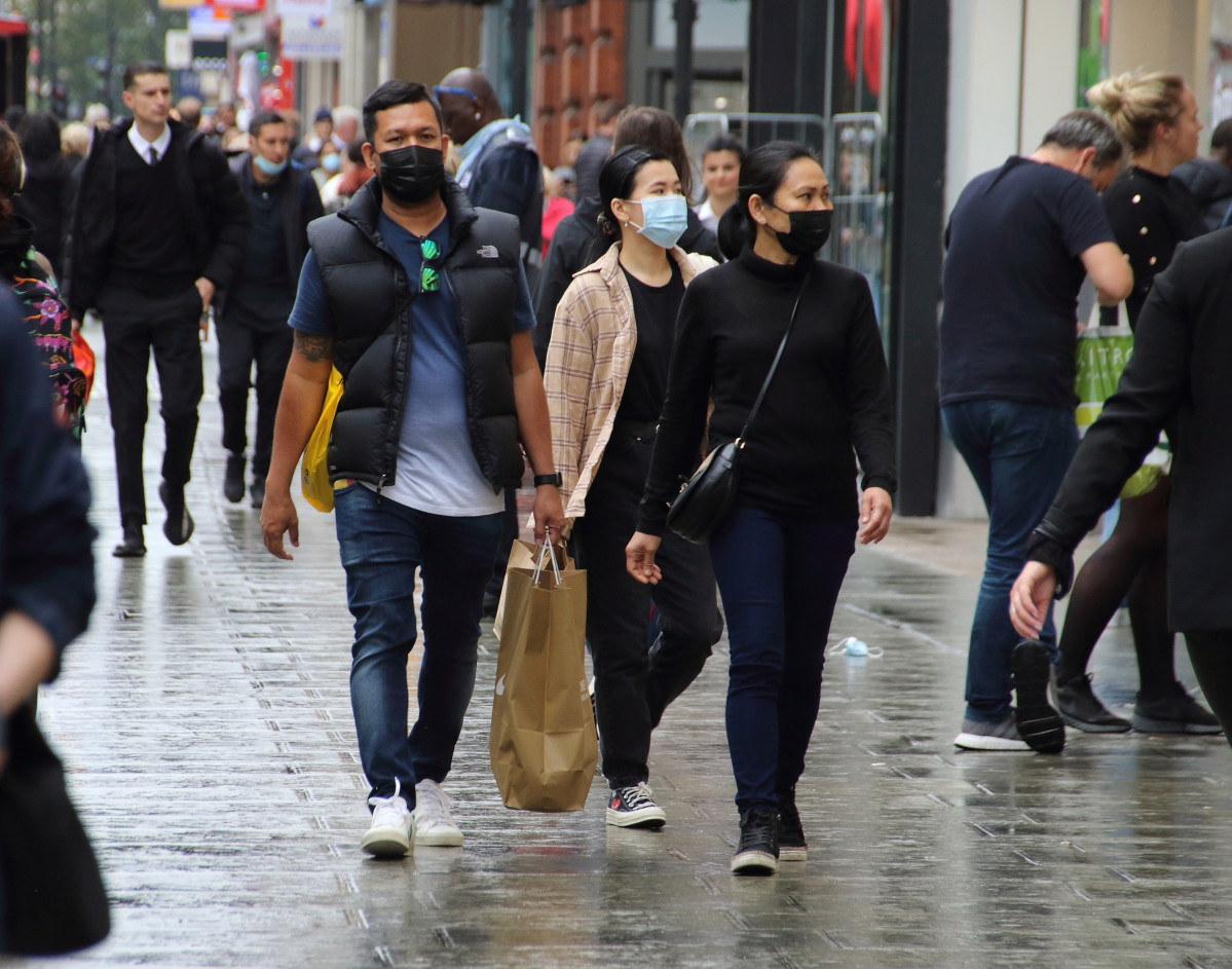 Personas con mascarillas en Londres