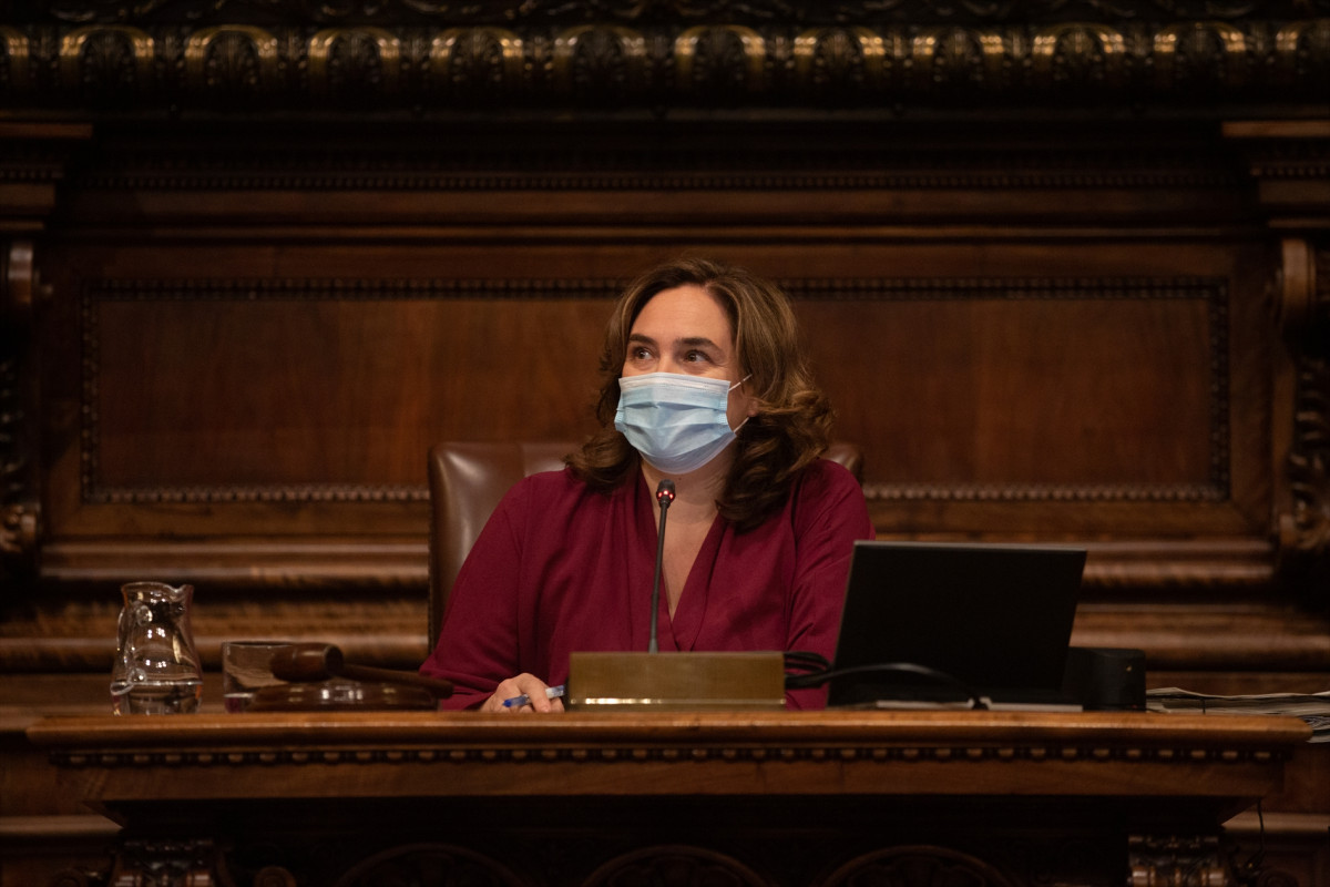 La alcaldesa de Barcelona, Ada Colau, durante una sesión plenaria en el Ayuntamiento de Barcelona, Catalunya (España), a 30 de octubre de 2020.