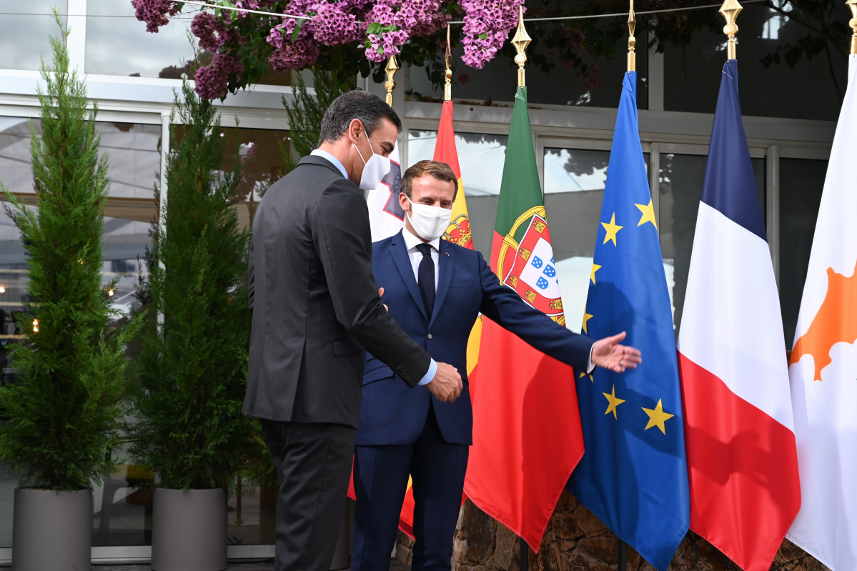 El presidente del Gobierno, Pedro Sánchez (i), y el presidente francés, Emmanuel Macron, a su llegada a la reunión plenaria de la VI Cumbre de Países del Sur de la Unión Europea celebrada en Ajac