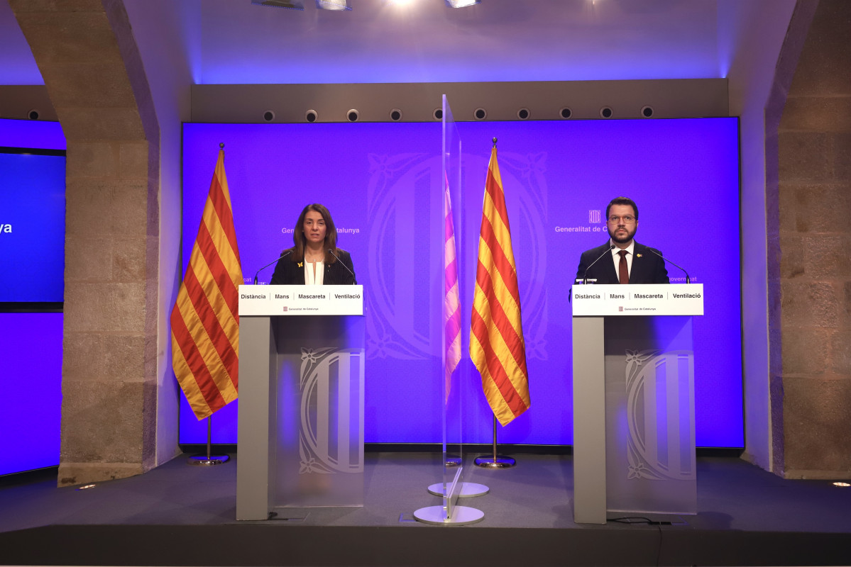 La consellera de Presidencia y portavoz del Govern, Meritxell Budó, y el vicepresidente de la Generalitat, Pere Aragonès, en rueda de prensa telemática.