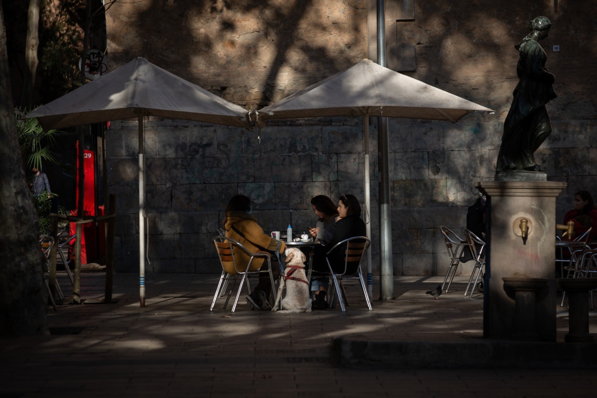 Tres mujeres en una terraza durante el primer día del inicio del primer tramo de la desescalada de la segunda ola por el coronavirus en Barcelona, Catalunya (España), a 23 de noviembre de 2020. Desd