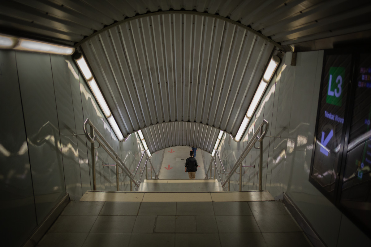 Un chico en el metro de Barcelona, en la primera mañana después del toque de queda en la ciudad, en Barcelona, Catalunya (España), a 26 de octubre de 2020.