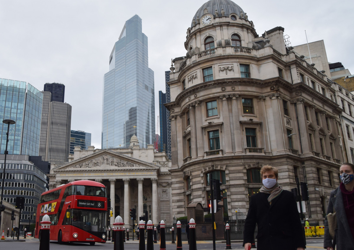 Personas con mascarilla en una calle de Londres