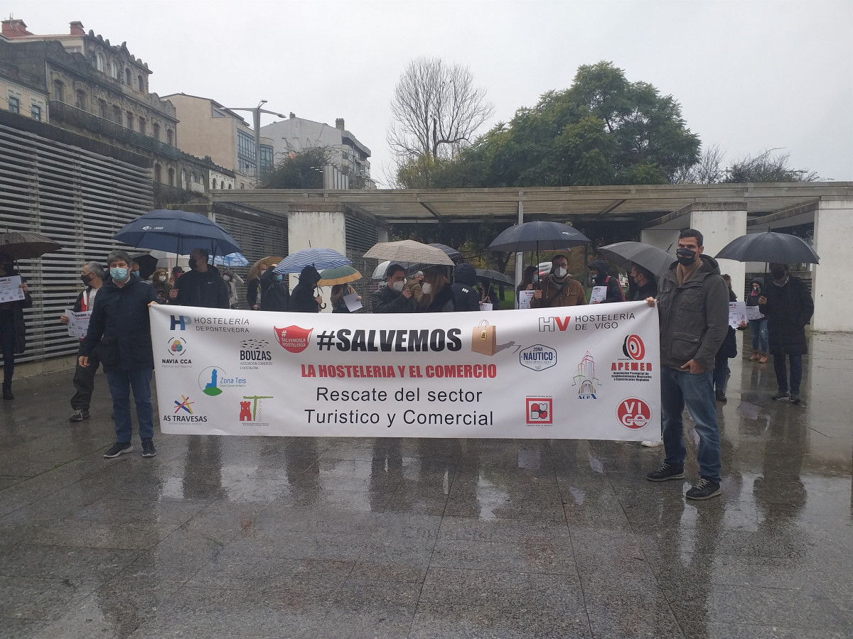 Concentración de hosteleros  y comerciantes de Vigo ante el edificio administrativo de la Xunta.