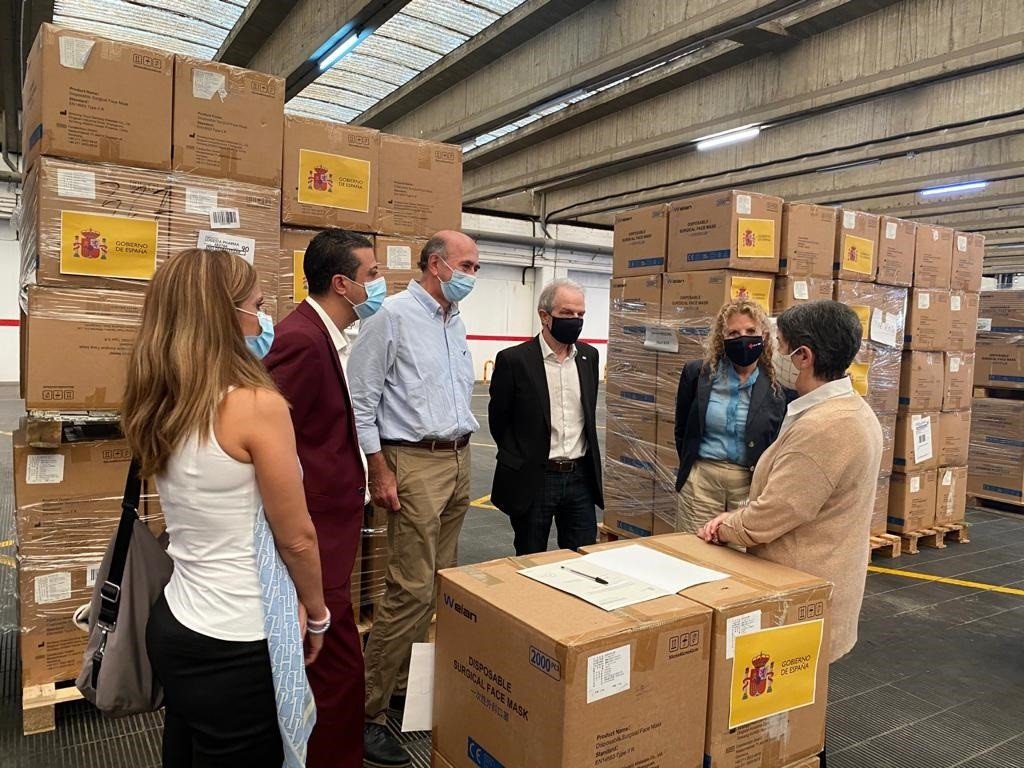 La delegada del Gobierno en Catalunya, Teresa Cunillera (izquierda), con representantes de distintas entidas sociales catalanas, durante una entrega de mascarillas el miércoles 23 de septiembre de 20