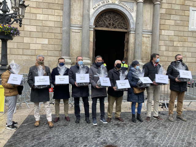 Representantes del comercio y la restauración entregan carbón al Govern, en Barcelona, a 7 de enero de 2021.