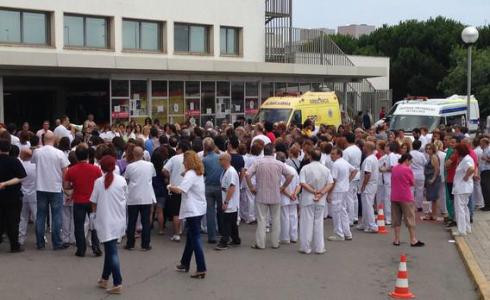 Trabajadores y usuarios se concentran contra despidos en los ambulatorios del Baix Llobregat