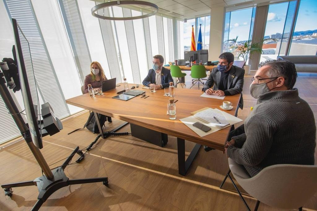 El vicepresidente, Pere Aragonès, se ha reunido este domingo con el conseller de Empresa y Conocimiento, Ramon Tremosa, y el conseller de Trabajo, Asuntos Sociales y Familias, Chakir el Homrani, y la