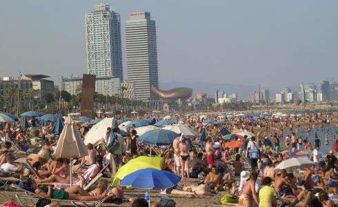 El primer día de inspecciones en la Barceloneta concluye con un centenar de controles