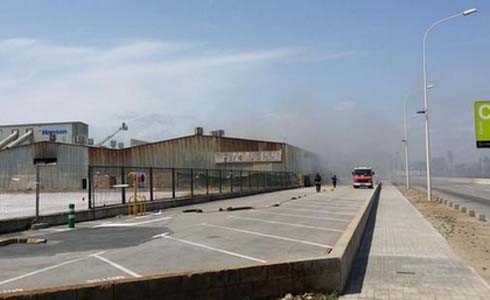 Gran humareda en Zona Franca tras arder una planta de reciclaje (1)