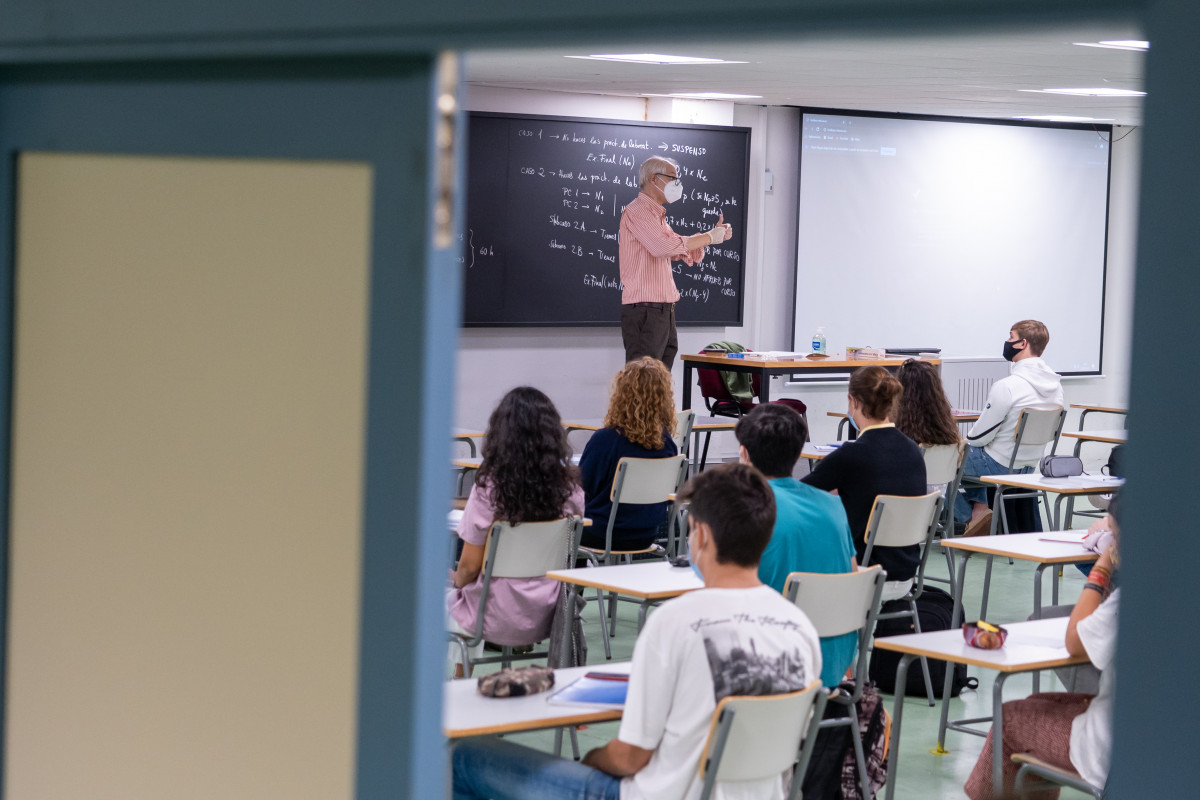 Alumnos en clase (Archivo)