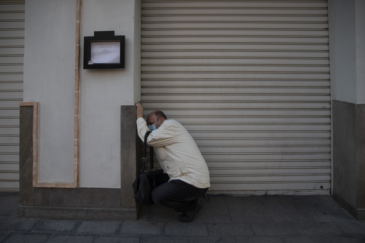 Un hostelero echa la persiana de su establecimiento por las restricciones de horarios