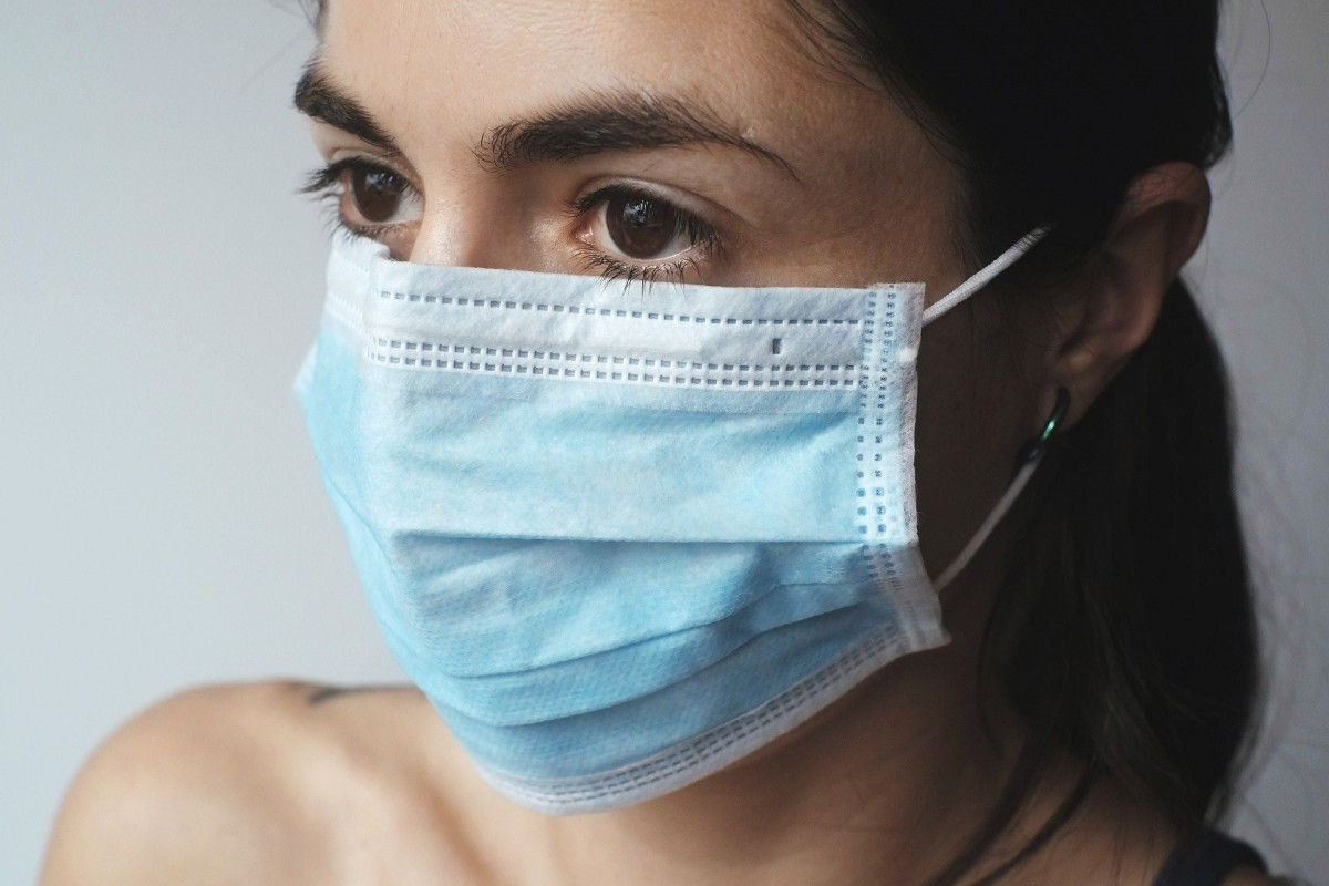 Mujer con mascarilla