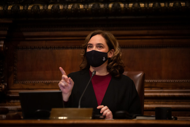 La alcaldesa de Barcelona, Ada Colau, durante una sesión plenaria del Consejo municipal del Ajuntament de Barcelona, Catalunya (España), a 26 de febrero de 2021. El pleno tiene lugar 10 días después del encarcelamiento del rapero Pablo Hasel en el centro