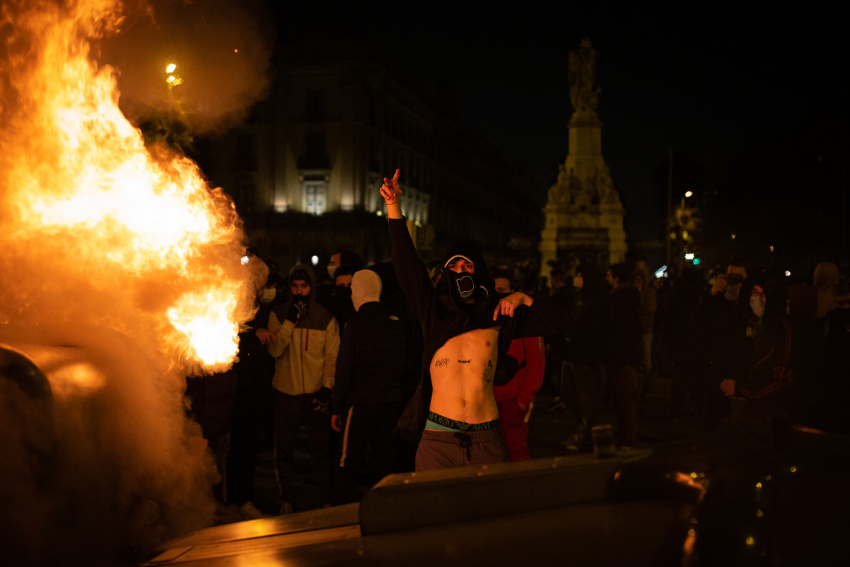 Un joven violento tras la manifestación contra el encarcelamiento del rapero y poeta Pablo Hasel, en Barcelona, Catalunya (España), a 19 de febrero de 2021.