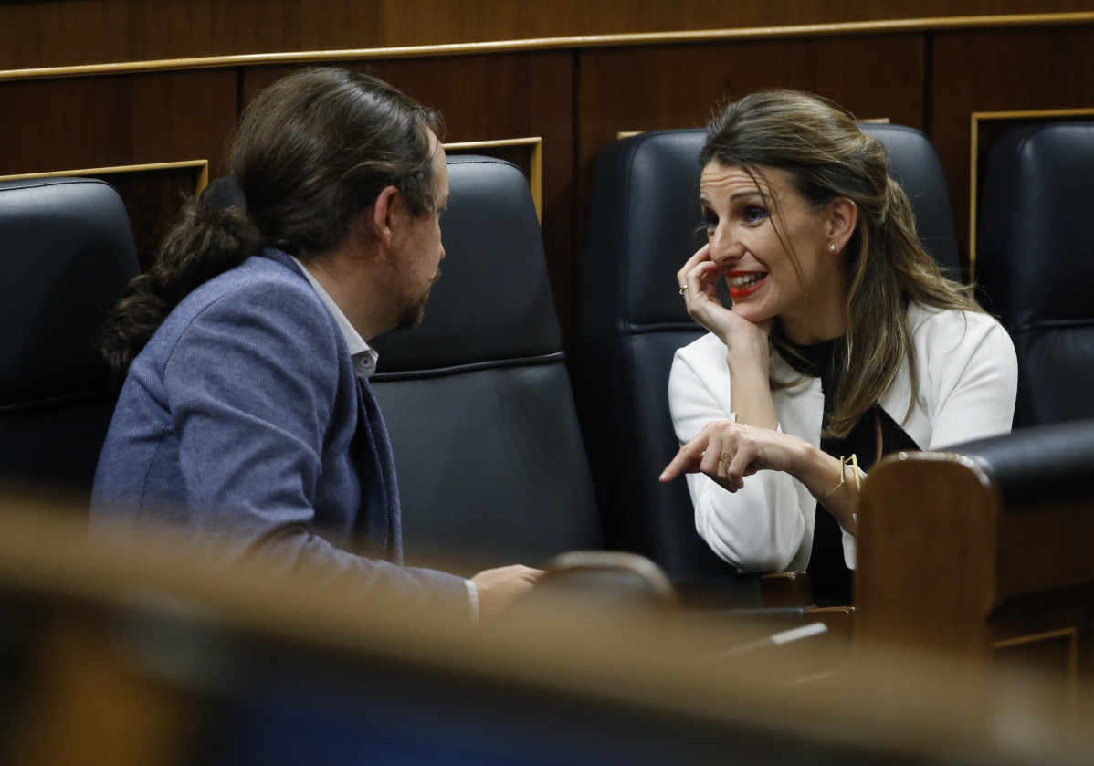 Archivo - La ministra de Trabajo, Yolanda Díaz, habla con el vicepresidente de Derechos Sociales y para la Agenda 2030, Pablo Iglesias, durante el pleno celebrado este jueves en el Congreso de los Di