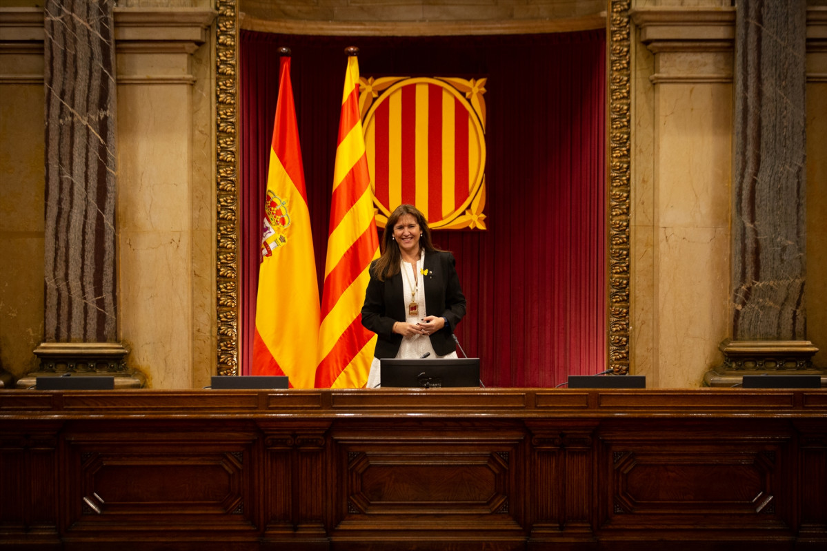 La candidata de Junts, Laura Borràs, posa en el Auditorio del Parlament de Catalunya tras ser proclamada nueva presidenta de la Cámara catalana en el inicio de la XIII legislatura, en Barcelona, Cat