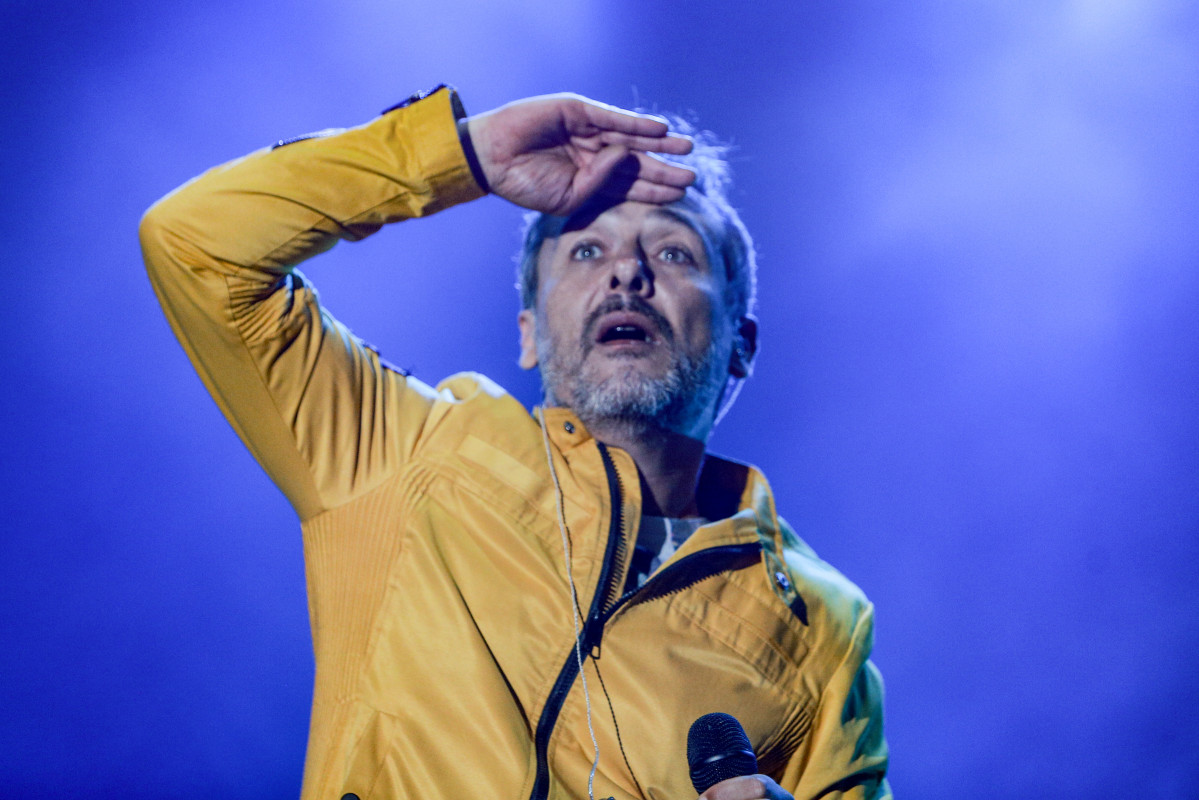 Archivo - El cantante de Love Of Lesbian, Santi Balmes, sobre el escenario durante la tercera jornada del festival de música Sonorama Ribera 2019 en Aranda de Duero (Burgos).